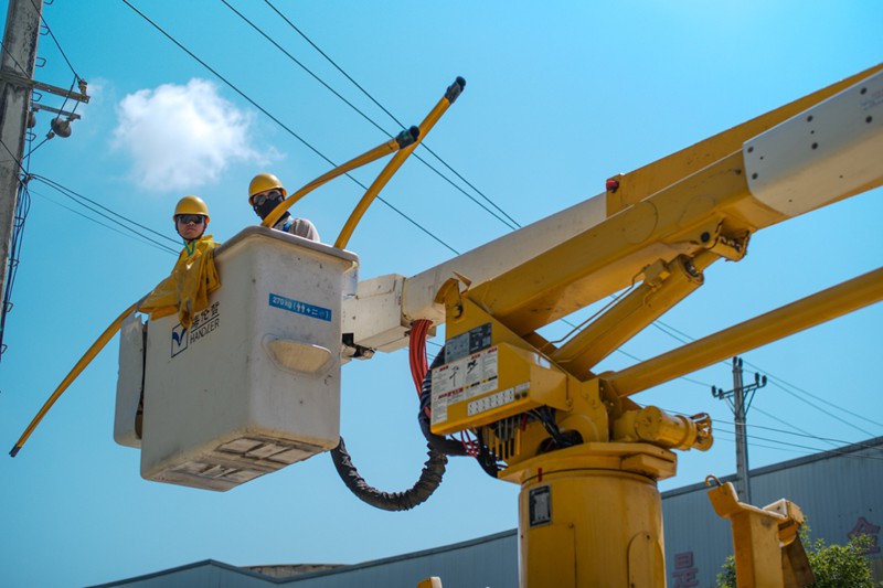 國網(wǎng)重慶市南供電公司員工在巴南區(qū)姜家鎮(zhèn)10千伏姜鎮(zhèn)線開展帶電作業(yè)。龔超攝