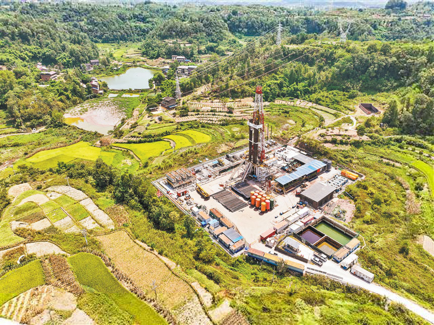 正在進行鉆井作業(yè)的興頁1試采站。