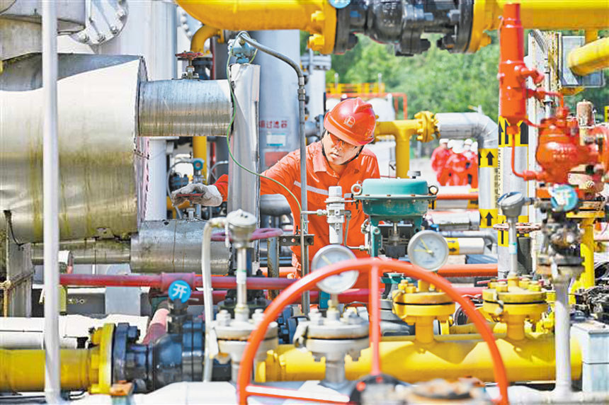 8月4日，豐都縣仁沙鎮(zhèn)，復(fù)興油田泰頁1#試采站內(nèi)，工作人員在進行巡檢。