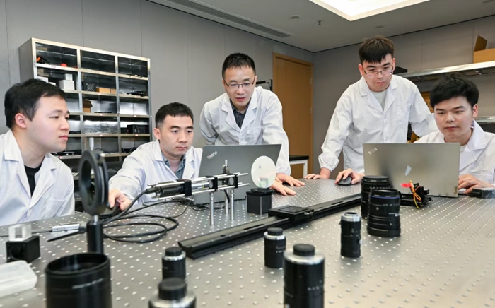 中科搖櫓船技術(shù)人員在進(jìn)行晶元檢測測試。