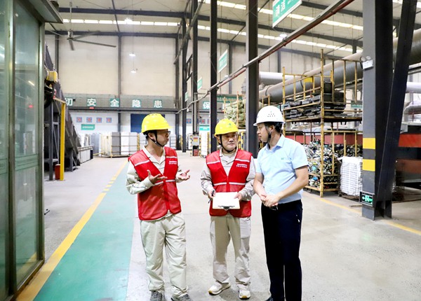 電力人員向廢棄物處理企業(yè)介紹降本增效舉措。國網(wǎng)重慶永川供電公司供圖