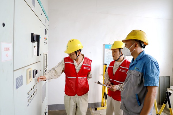 電力人員檢查客戶配電房。國網(wǎng)重慶永川供電公司供圖