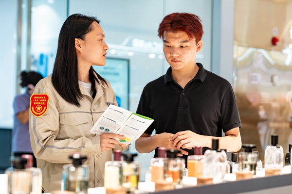 電力人員向市民和商戶宣傳節(jié)能減排理念。國網(wǎng)重慶永川供電公司供圖