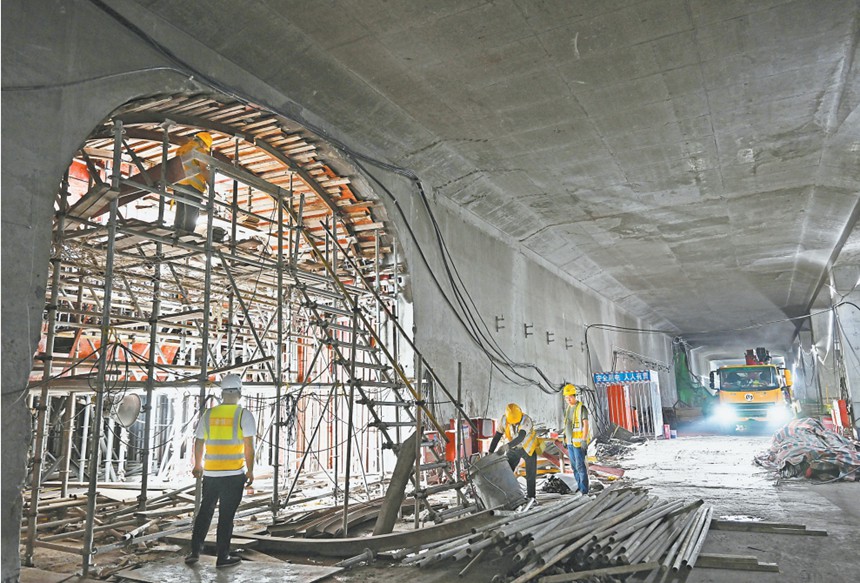 8月5日，軌道交通十五號(hào)線二期金山寺站施工現(xiàn)場(chǎng)，中鐵十一局?jǐn)?shù)十名建設(shè)者正在溫度較低的站廳層錯(cuò)峰施工。記者 羅斌 攝/視覺(jué)重慶