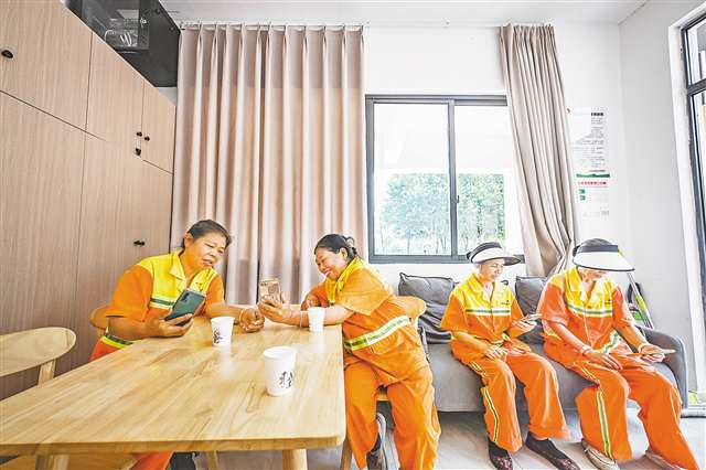 八月五日，北碚區(qū)蔡家街道中央公園勞動(dòng)者港灣，環(huán)衛(wèi)工人工作間隙乘涼休息。首席記者 龍帆 攝\視覺(jué)重慶