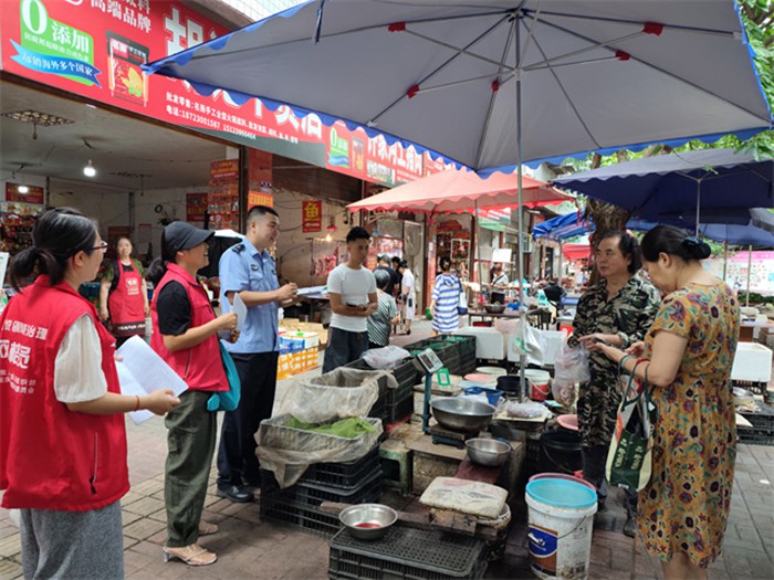 社區(qū)民警、網(wǎng)格員聯(lián)合處置占道經(jīng)營(yíng)商戶矛盾糾紛。通訊員 王軒 攝