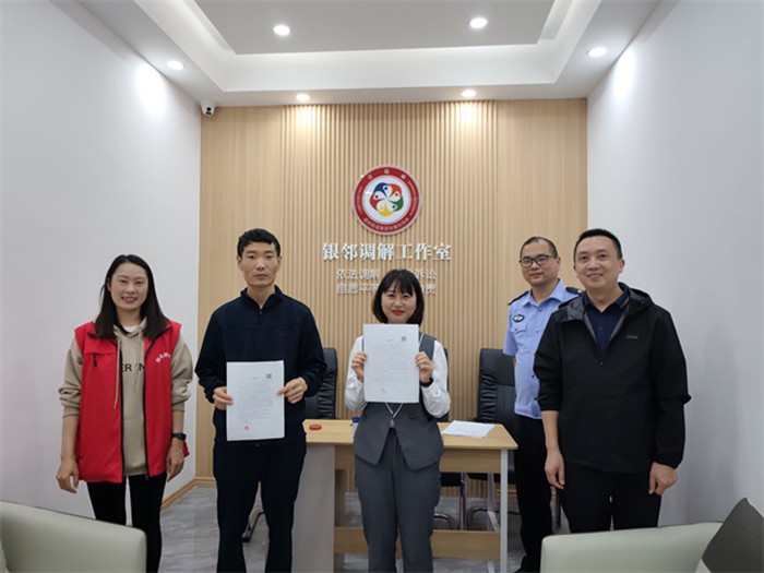 社區(qū)民警、網(wǎng)格員成功調(diào)解謝先生與李女士矛盾糾紛，雙方握手言和。通訊員 王軒 攝