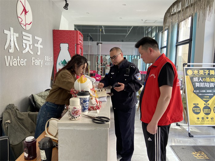 社區(qū)民警、網(wǎng)格員向轄區(qū)商戶宣傳反詐知識(shí)。通訊員 王軒 攝