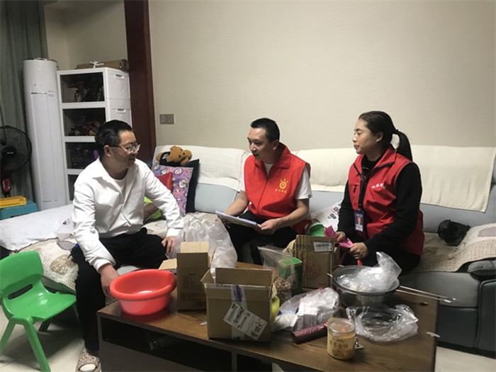 網(wǎng)格員劉世彬在李先生家中宣傳快遞包裹個(gè)人隱私保護(hù)知識(shí)。通訊員 王軒 攝