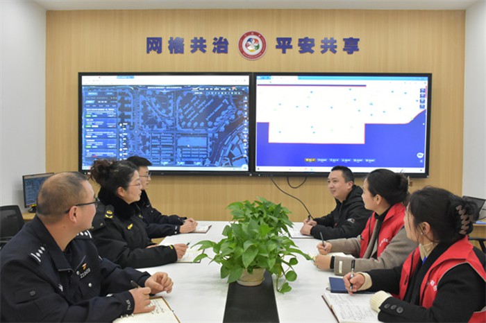 昌州街道社區(qū)民警、網(wǎng)格員在警網(wǎng)融合智能一體化平臺(tái)會(huì)商討論相關(guān)工作。通訊員 王軒 攝