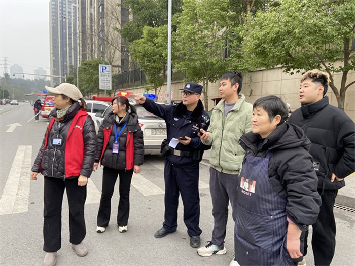 社區(qū)民警、網(wǎng)格員與居民現(xiàn)場(chǎng)查看處置機(jī)動(dòng)車(chē)占道停放堵塞消防通道問(wèn)題。通訊員 王軒 攝