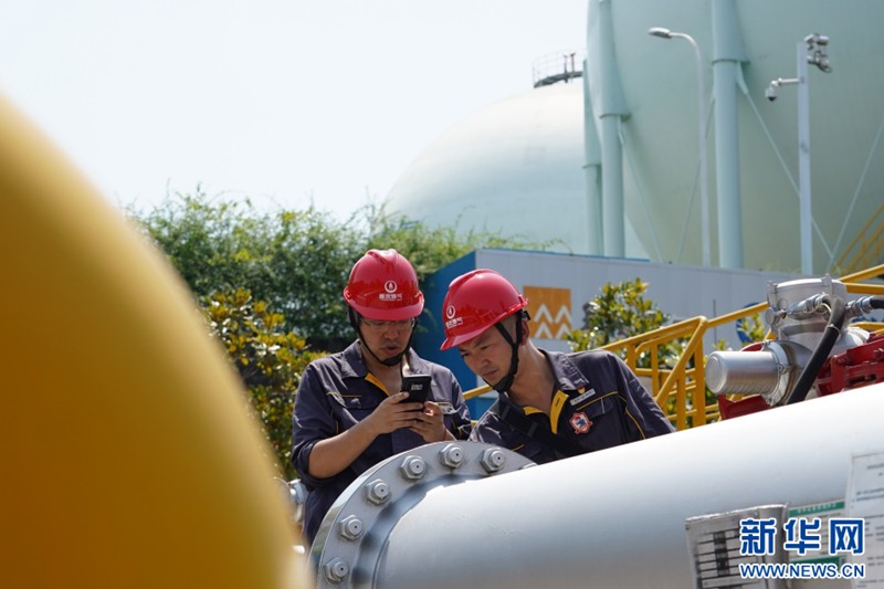 近段時(shí)間，重慶連晴高溫天氣給迎峰度夏期間天然氣安全穩(wěn)定供應(yīng)帶來考驗(yàn)。為保障人民群眾生活、生產(chǎn)用氣安全，重慶燃?xì)饧瘓F(tuán)構(gòu)建“人防+技防+物防”相結(jié)合的安全防護(hù)體系，組織“紅巖燃小兵”黨員服務(wù)先鋒隊(duì)，通過開展氣源統(tǒng)籌平衡、精準(zhǔn)調(diào)控、巡檢升級(jí)、山火防控、強(qiáng)化應(yīng)急值守、加強(qiáng)宣傳引導(dǎo)等措施，守護(hù)山城夏日“煙火氣”。新華網(wǎng) 彭浩然 攝