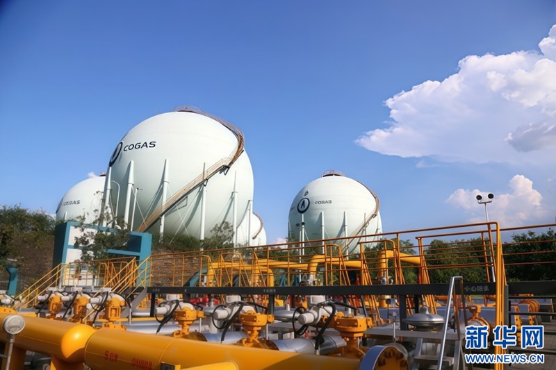 位于重慶江北區(qū)海爾路的頭塘儲(chǔ)配站是西部地區(qū)最大的城市天然氣儲(chǔ)配站，也是重慶中心城區(qū)天然氣供應(yīng)的心臟。每天這里向重慶中心城區(qū)的渝中、江北、南岸等區(qū)域源源不斷輸送“看不見”的血液。新華網(wǎng)發(fā)（重慶燃?xì)饧瘓F(tuán)供圖）