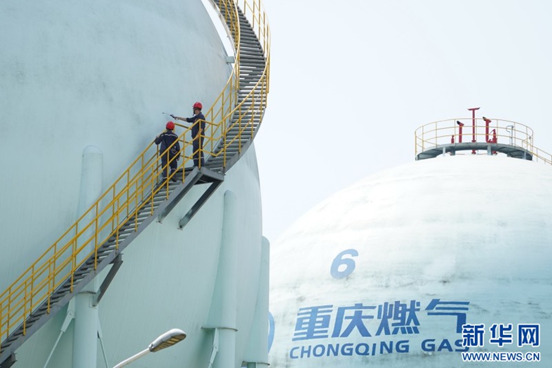 頭塘儲(chǔ)配站里6個(gè)巨型天然氣球罐靜靜矗立?！案邷靥鞖馊绾胃帽Ｕ锨蚬薨踩\(yùn)行”是不少市民關(guān)心的問題。每天，工人手持檢測(cè)儀器，登上30多米高的天然氣球罐進(jìn)行巡查。除了用儀器檢測(cè)球罐有沒有天然氣泄漏，還要仔細(xì)查看球罐支柱在高溫天氣下是否存在位移超限等情況。新華網(wǎng) 彭浩然 攝