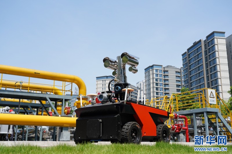 頭塘儲(chǔ)配站也是重慶燃?xì)馐讉€(gè)5G智能化站場(chǎng)，建有SCADA（監(jiān)督控制和數(shù)據(jù)采集）系統(tǒng)、智能安防系統(tǒng)、機(jī)器人巡檢系統(tǒng)。巡檢機(jī)器人有著“火眼金睛”，它搭載了一套甲烷氣體激光檢測(cè)儀和高清攝像頭，會(huì)按照規(guī)定路線自動(dòng)巡檢站場(chǎng)工藝設(shè)備，發(fā)現(xiàn)問題自動(dòng)上報(bào)。新華網(wǎng) 彭浩然 攝