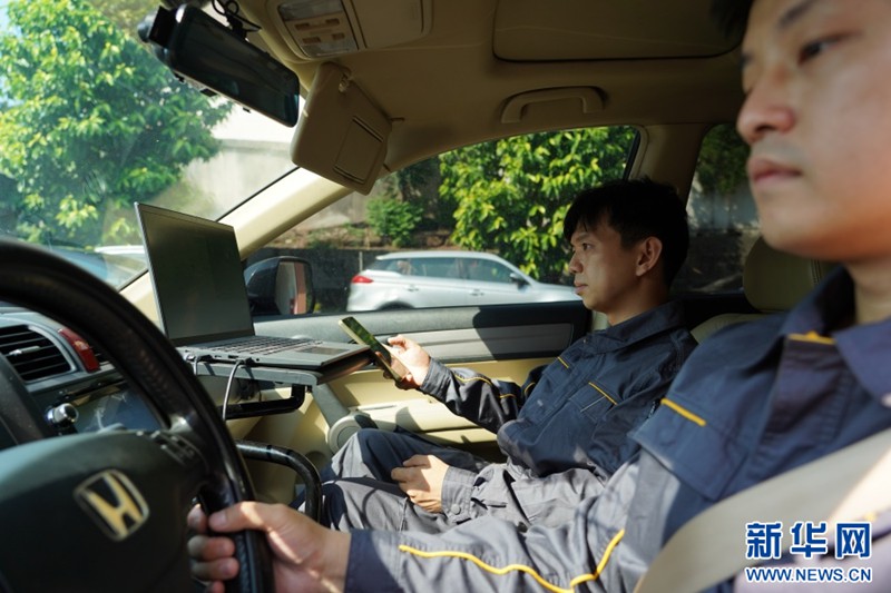 高溫容易導(dǎo)致管線壓力變化，重點(diǎn)區(qū)域、老舊管道及高風(fēng)險(xiǎn)路段需要加密巡檢頻次。一大早，重慶燃?xì)饧瘓F(tuán)輸配分公司巡檢員乘上巡檢車，穿梭在大街小巷、廠區(qū)林區(qū)，一天往往要駕車巡檢近百公里。新華網(wǎng) 彭浩然 攝