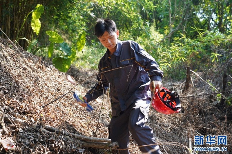 重慶復(fù)雜的地形地貌還是會(huì)給巡檢工作帶來不少阻礙。遇到車開不了的山路，巡檢員只得爬坡上坎，用腳步丈量安全。一天下來，步數(shù)時(shí)常超過一萬五千步。新華網(wǎng) 彭浩然 攝