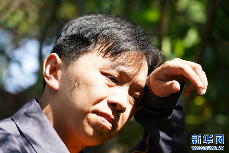 8月4日，重慶市氣象臺(tái)發(fā)布高溫紅色預(yù)警信號(hào)。驕陽似火，巡檢過程中，他們身上的工裝干了又濕、濕了又干。也正是這份堅(jiān)守，讓城市能源供應(yīng)的“地下生命線”得到保障。新華網(wǎng) 彭浩然 攝