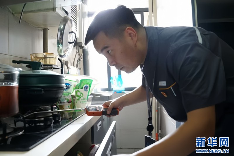 從生產(chǎn)、儲(chǔ)存、運(yùn)輸?shù)阶罱K用戶使用……燃?xì)獍踩P(guān)系千家萬戶。入夏以來，重慶燃?xì)饧瘓F(tuán)工作人員做深做實(shí)用戶入戶安檢，打通安全服務(wù)“最后一米”。新華網(wǎng)發(fā)（重慶燃?xì)饧瘓F(tuán)供圖）