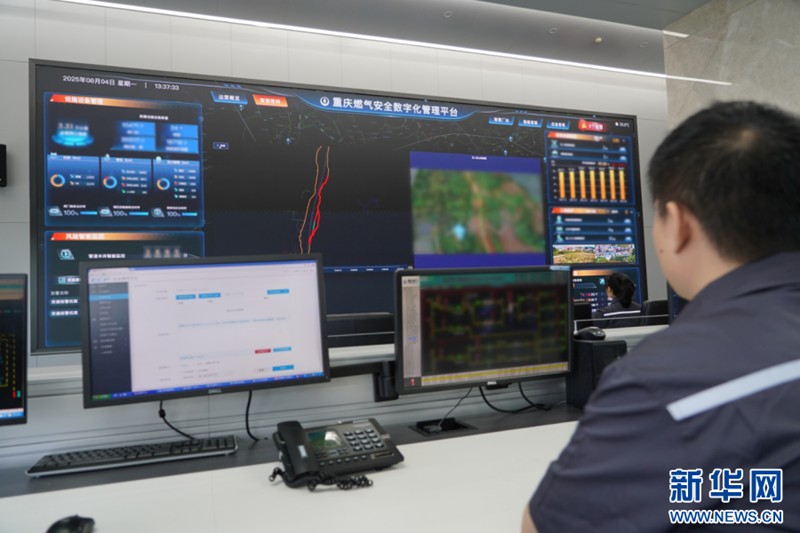 12時(shí)46分查看維修工單、13時(shí)12分工人到達(dá)現(xiàn)場(chǎng)、13時(shí)16分提交維修記錄……重慶燃?xì)饧瘓F(tuán)運(yùn)行調(diào)度指揮中心（總調(diào)度室）內(nèi)，工作人員有條不紊開展維修調(diào)度工作。在這里，氣源調(diào)度管理、輸配廠站運(yùn)行調(diào)度、管網(wǎng)運(yùn)行監(jiān)控、應(yīng)急搶險(xiǎn)指揮等專項(xiàng)工作有機(jī)融合，實(shí)現(xiàn)了公司應(yīng)急人員、物資的統(tǒng)一合理調(diào)配，大大提高了工作效率。新華網(wǎng) 彭浩然 攝