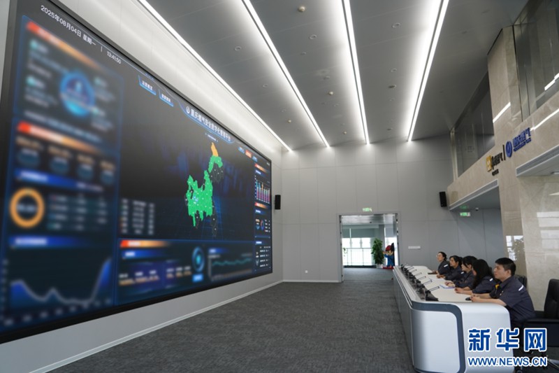 去年，按照重慶市政府關(guān)于“數(shù)字重慶”的建設(shè)要求，重慶燃?xì)饧瘓F(tuán)結(jié)合公司自身數(shù)字化轉(zhuǎn)型發(fā)展需要，對(duì)中心進(jìn)行了迭代革新，搭建安全數(shù)字化管理平臺(tái)的駕駛艙大屏，打造運(yùn)營概覽、智慧管網(wǎng)、智慧廠站、智能客服、應(yīng)急管理五大場(chǎng)景。隨著人工智能發(fā)展和數(shù)字重慶建設(shè)，燃?xì)獍踩芾硪仓饾u從“人管”邁向“智管”，更好地以專業(yè)力量守護(hù)山城燃?xì)獍踩?。新華網(wǎng) 彭浩然 攝