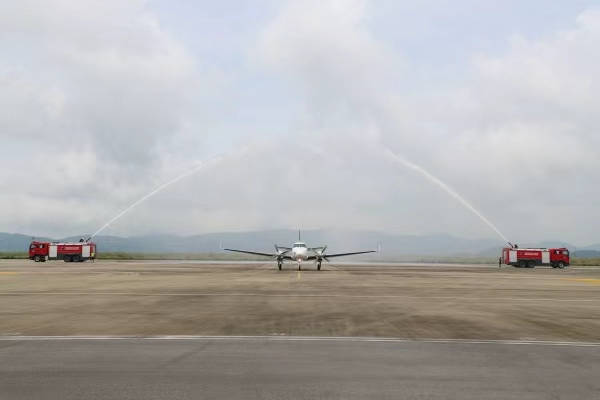 飛機(jī)過水門。代君君攝