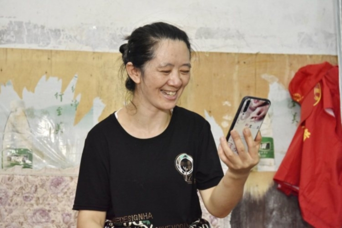 歐光先和女兒視頻對話。鄧浩 攝