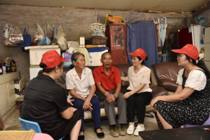 歐光先（右二）和團隊成員慰問幫助困難群眾。鄧浩 攝