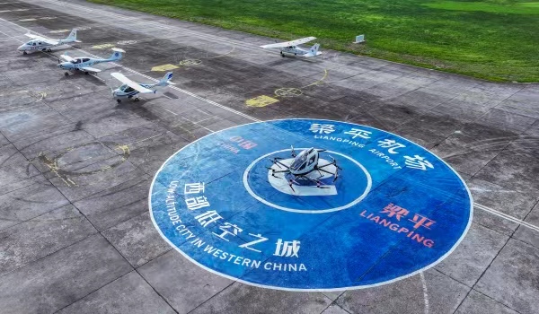 梁平機(jī)場(chǎng)，飛機(jī)整齊劃一地停放在停機(jī)坪，準(zhǔn)備起飛。熊偉攝