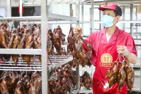 重慶真本味食品有限公司張鴨子生產(chǎn)線。劉輝攝