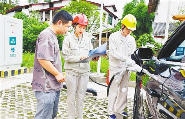 近日，國網(wǎng)重慶合川供電公司員工在銅溪鎮(zhèn)彎橋村超級充電站服務(wù)車主充電。通訊員 秦曉東 攝\視覺重慶