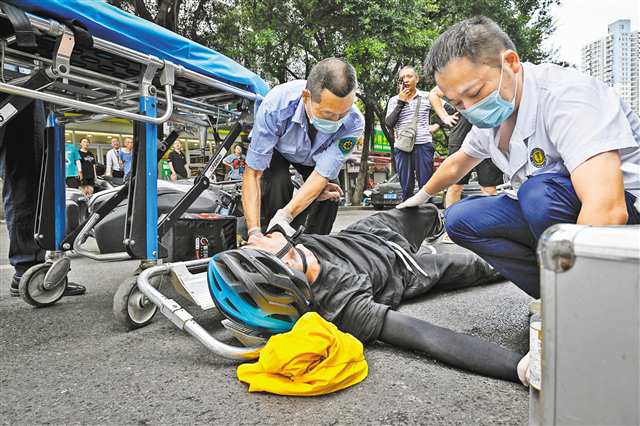 八月五日，南岸區(qū)，急救人員在車禍現(xiàn)場救護傷者。記者 張春曉 攝\視覺重慶