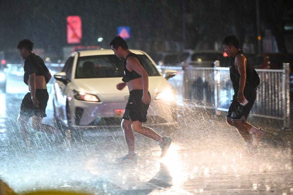 2025年8月6日，南岸區(qū)水云路，突如其來的暴雨讓街上的市民們措手不及。記者 謝智強(qiáng) 攝