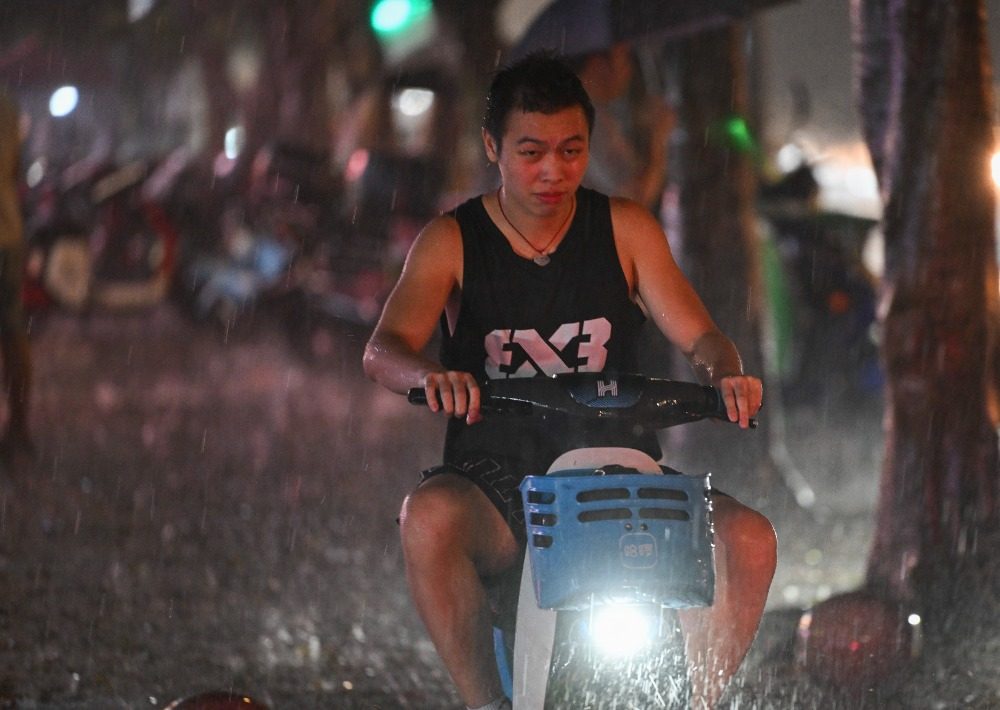 8月6日晚，南岸區(qū)水云路，市民在暴雨中騎行。記者 謝智強(qiáng) 攝