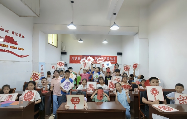 重慶電專學(xué)子“三下鄉(xiāng)” 智啟鄉(xiāng)興暖雙江