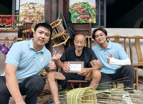 實(shí)踐團(tuán)為老人送上裝裱好的照片。重慶電力高等專科學(xué)校供圖