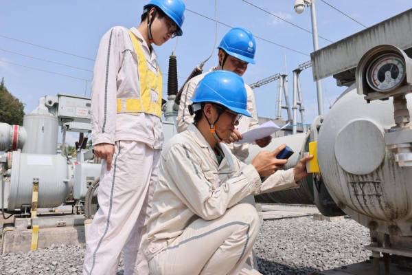 巡檢人員對核心設備展開“體檢”。儲瀟攝