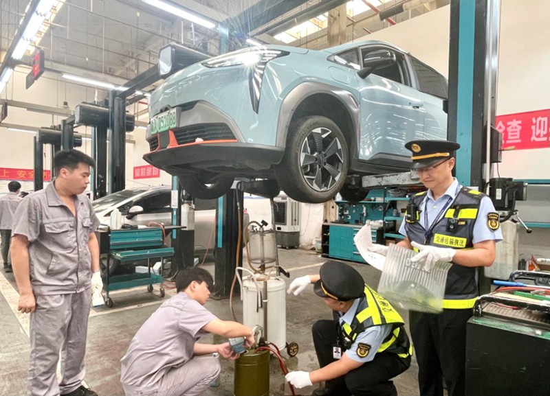 執(zhí)法人員在汽博中心智己汽車(chē)維修車(chē)間開(kāi)展例行檢查。何湘攝