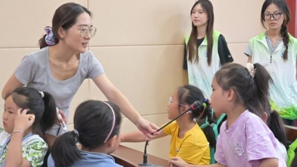 李立琪和學(xué)生們互動(dòng)。翁麗攝