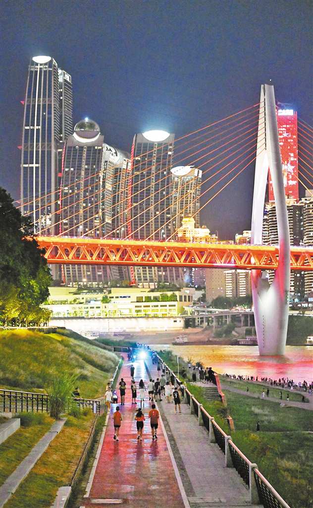 8月7日，江北區(qū)北濱路濱江騎行道，市民一邊健身鍛煉，一邊欣賞夜景。首席記者 龍帆 攝/視覺重慶