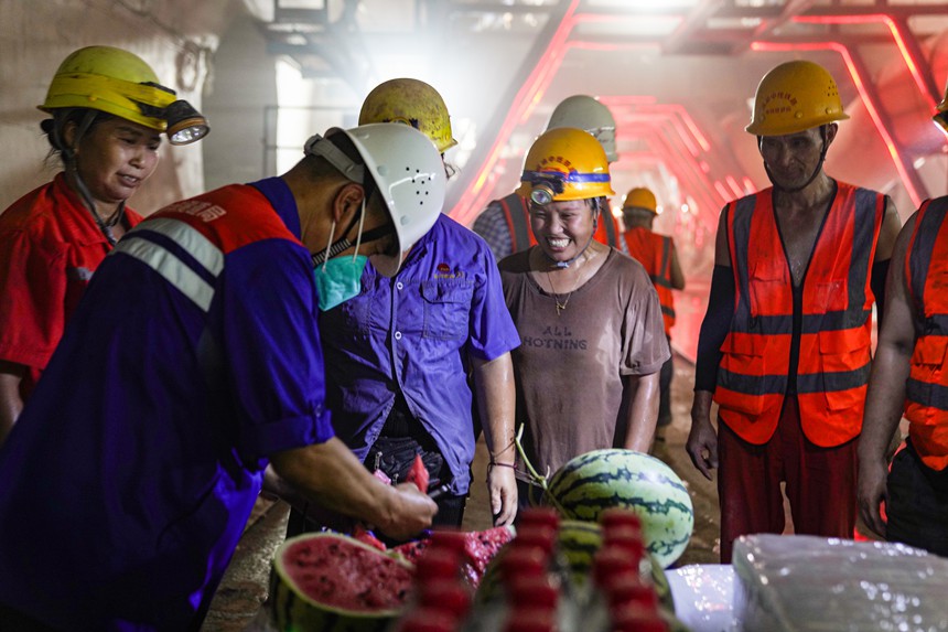 高溫“烤”驗(yàn)隧道施工 物理降溫“冰”力全開【2】
