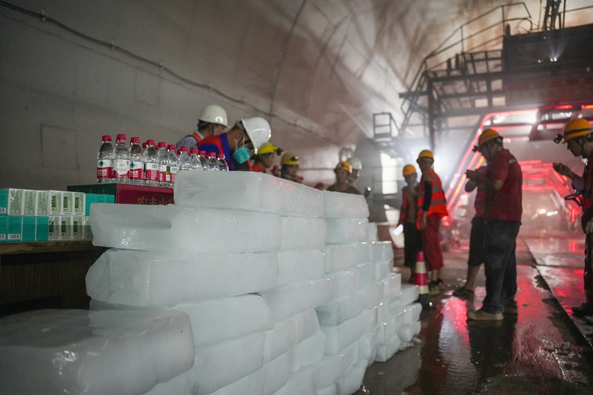 高溫“烤”驗(yàn)隧道施工 物理降溫“冰”力全開(kāi)【3】