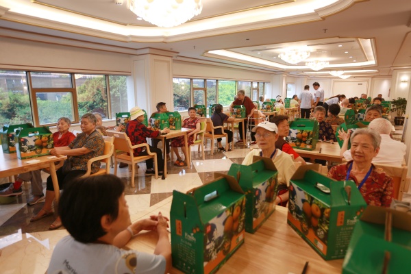 老人們收到新鮮的翠冠梨。受訪(fǎng)者供圖