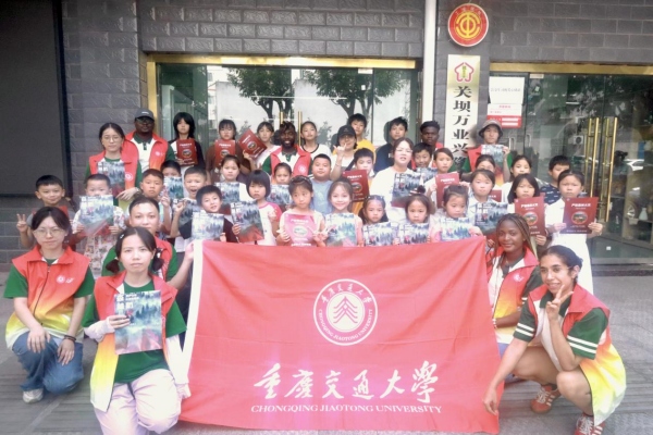 實踐團與社區(qū)兒童交流合影。劉入溢攝