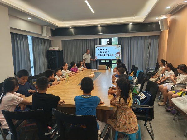 同學(xué)們聆聽家風(fēng)家訓(xùn)小故事。龍山街道供圖