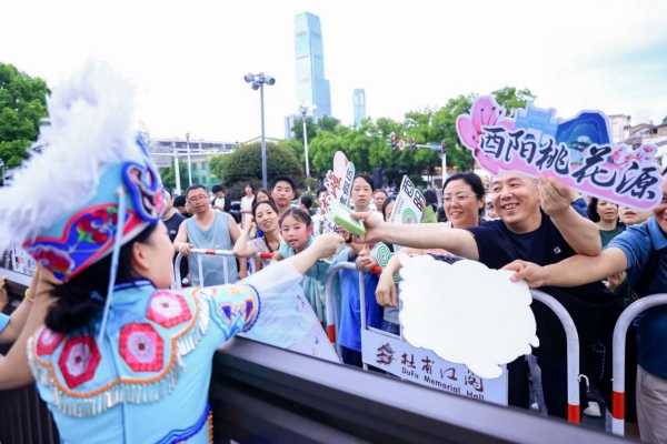 工作人員與長沙市民熱情互動(dòng)。夏蕾攝