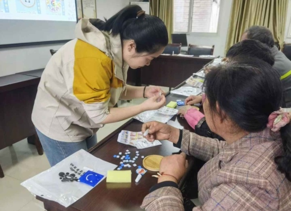 在創(chuàng)意師引導下制作杯墊，體驗樂趣增強自信心。余鄂攝