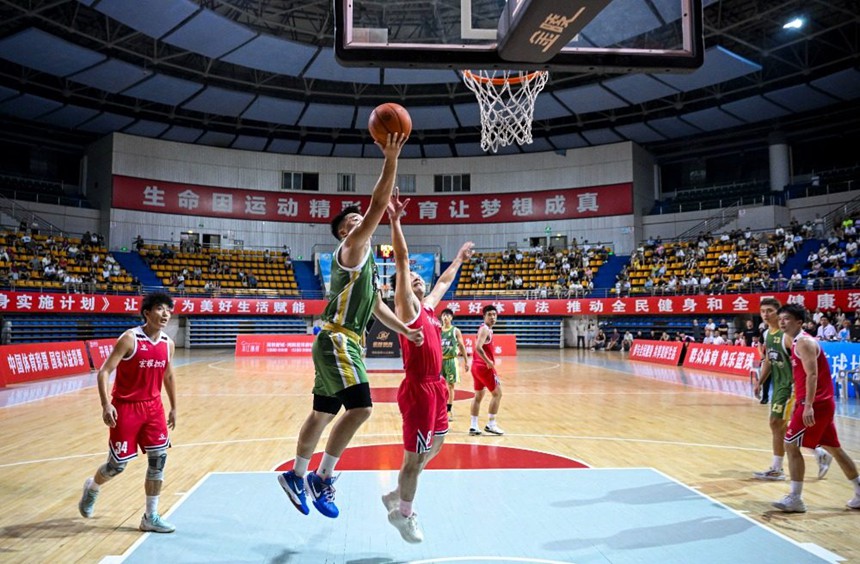 8月7日，南川區(qū)，運(yùn)動(dòng)員們正在第十二屆籃協(xié)杯聯(lián)賽中進(jìn)行籃球比賽。通訊員 甘昊旻 攝