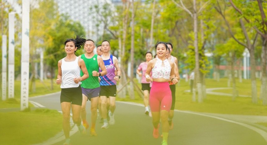 8月8日，墊江縣桂溪街道三合湖濕地公園，市民在跑步鍛煉身體。特約攝影 龔長(zhǎng)浩 