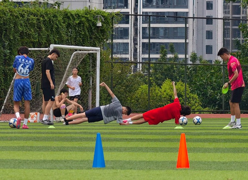 2025年8月8日，江北區(qū)石子山體育場(chǎng)，年輕人在操場(chǎng)上訓(xùn)練足球。記者 崔力 攝